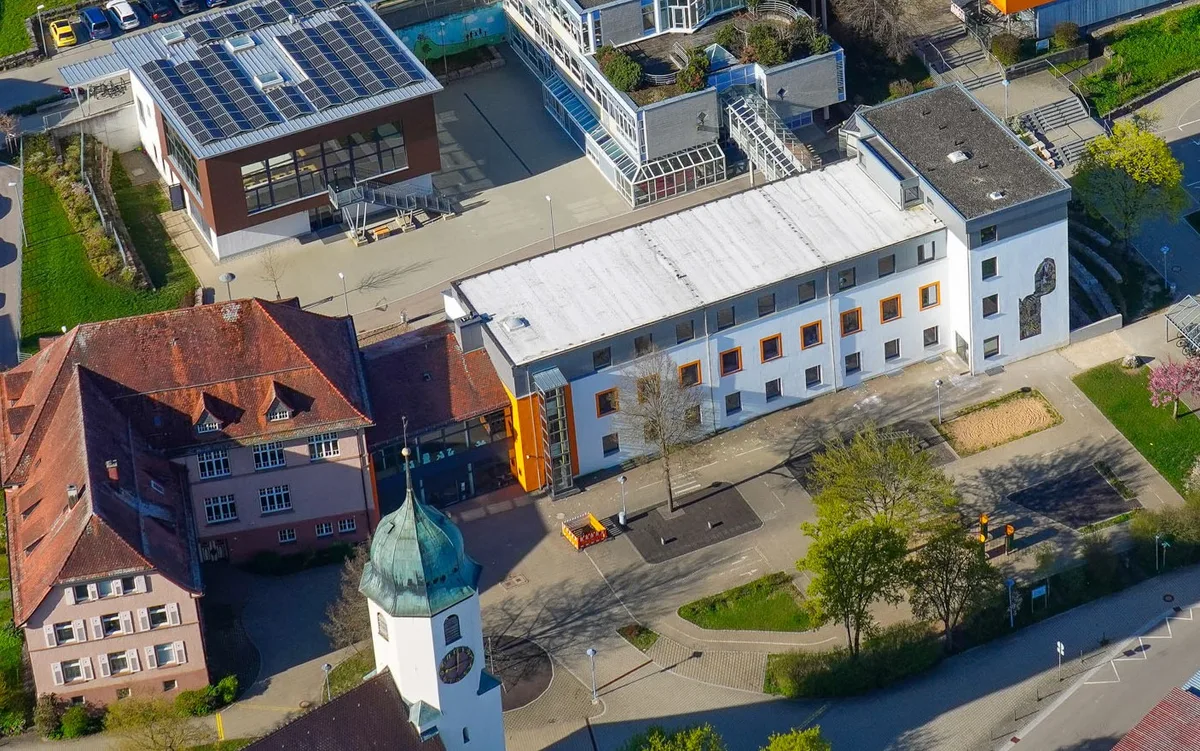 Der Schulhof der Steinheimer Grundschule wird umgestaltet: neue Konzeption, neue Spielgeräte, Sitzmöglichkeiten und viel Grün.