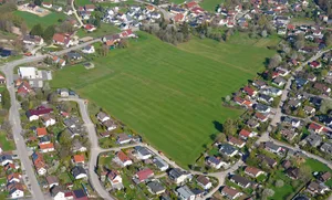 Zang-Ortsmitte-NBG-2026-04-17 (3) GEYER-LUFTBILD Mitten in Zang liegt diese Freifläche. Sie soll zum Neubaugebiet werden.