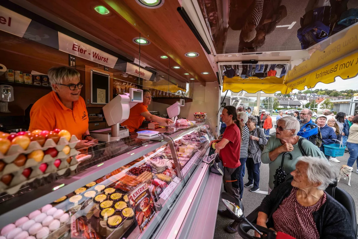Herbrechtingen, 45 Jahre Wochenmarkt, 30 Jahre Bauernmarkt, Viele Kunden beim doppelten Jubiläum: Den Wochenmarkt gibt es in Herbrechtingen seit 45 und den Bauernmarkt seit 30 Jahren.