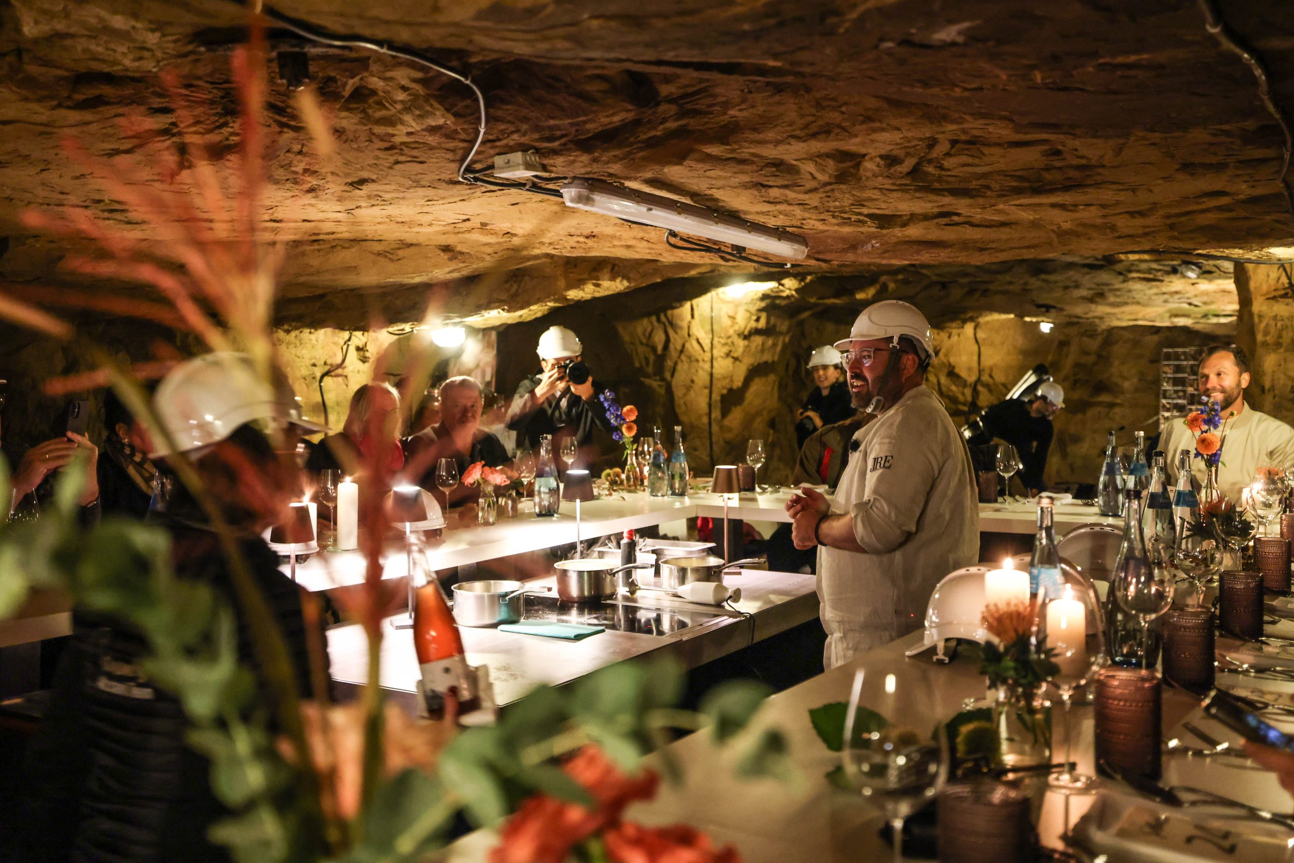 Hautnah dabei: Andreas Widmann und sein Team kochten im Tiefen Stollen direkt vor den Gästen.