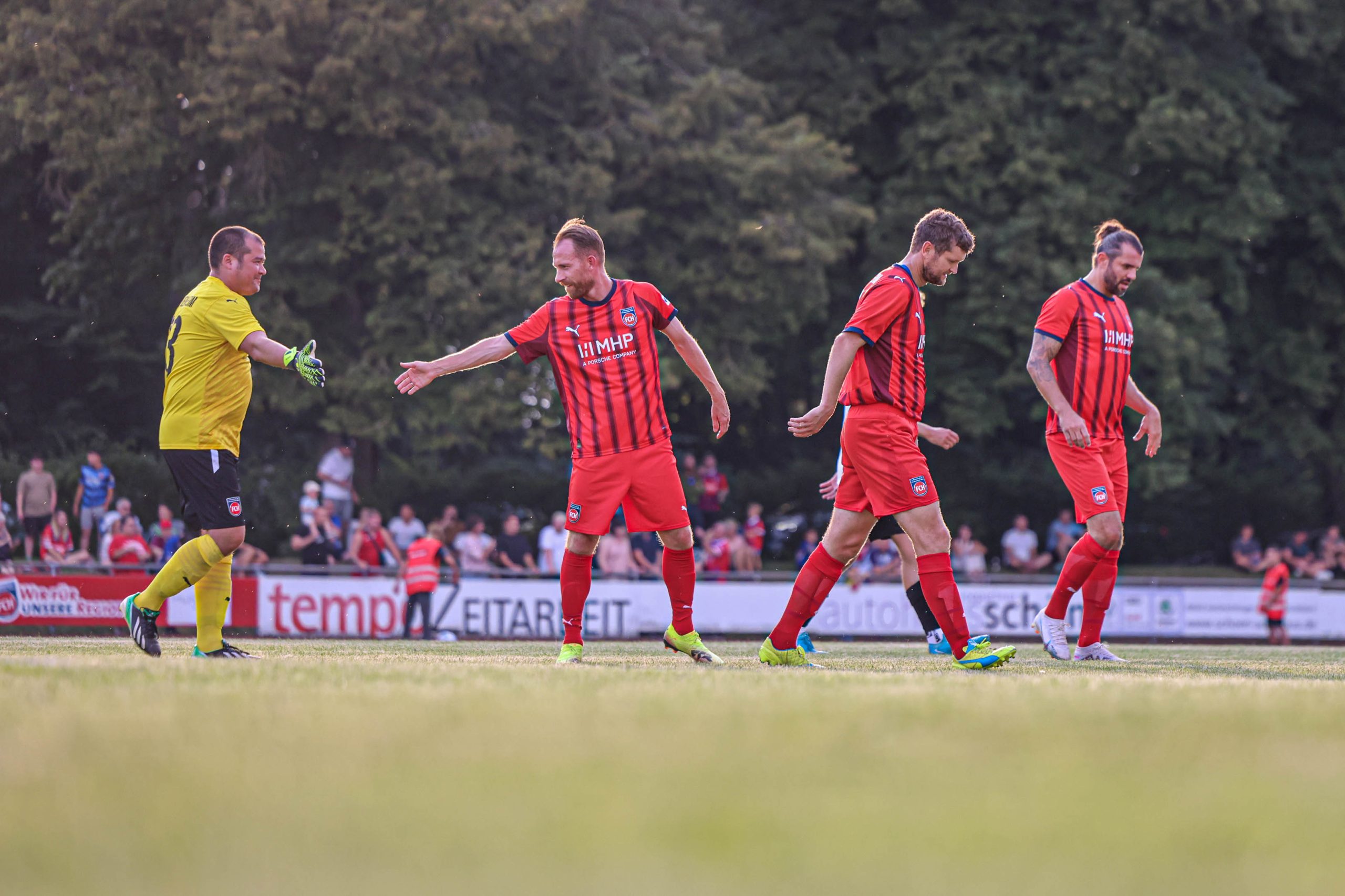Da kommt Freude auf: Die Traditionsmannschaft des 1. FC Heidenheim (links Torhüter Denis Baum und Marc Schnatterer) tritt am Sonntag beim VfL Gerstetten an.