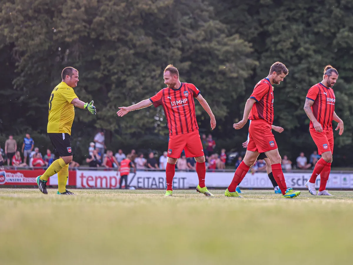 Da kommt Freude auf: Die Traditionsmannschaft des 1. FC Heidenheim (links Torhüter Denis Baum und Marc Schnatterer) tritt am Sonntag beim VfL Gerstetten an.