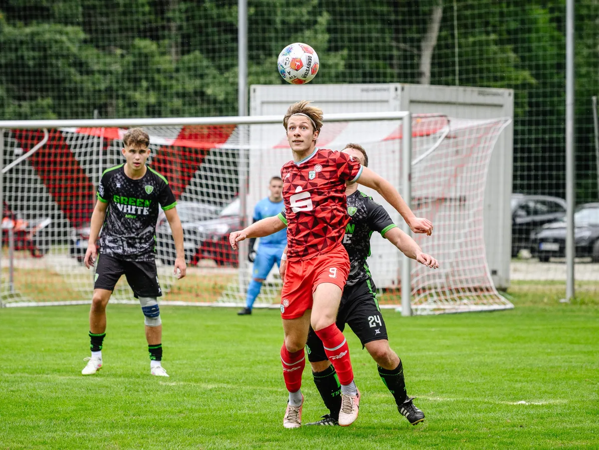 Fußball: Albpokal in Altheim/Alb Ran an den Ball: Beim Albokal wird Mathis Schmid von der SG Heldenfingen/Heuchlingen (vorn) in diesem Jahr allerdings nicht dabei sein können.