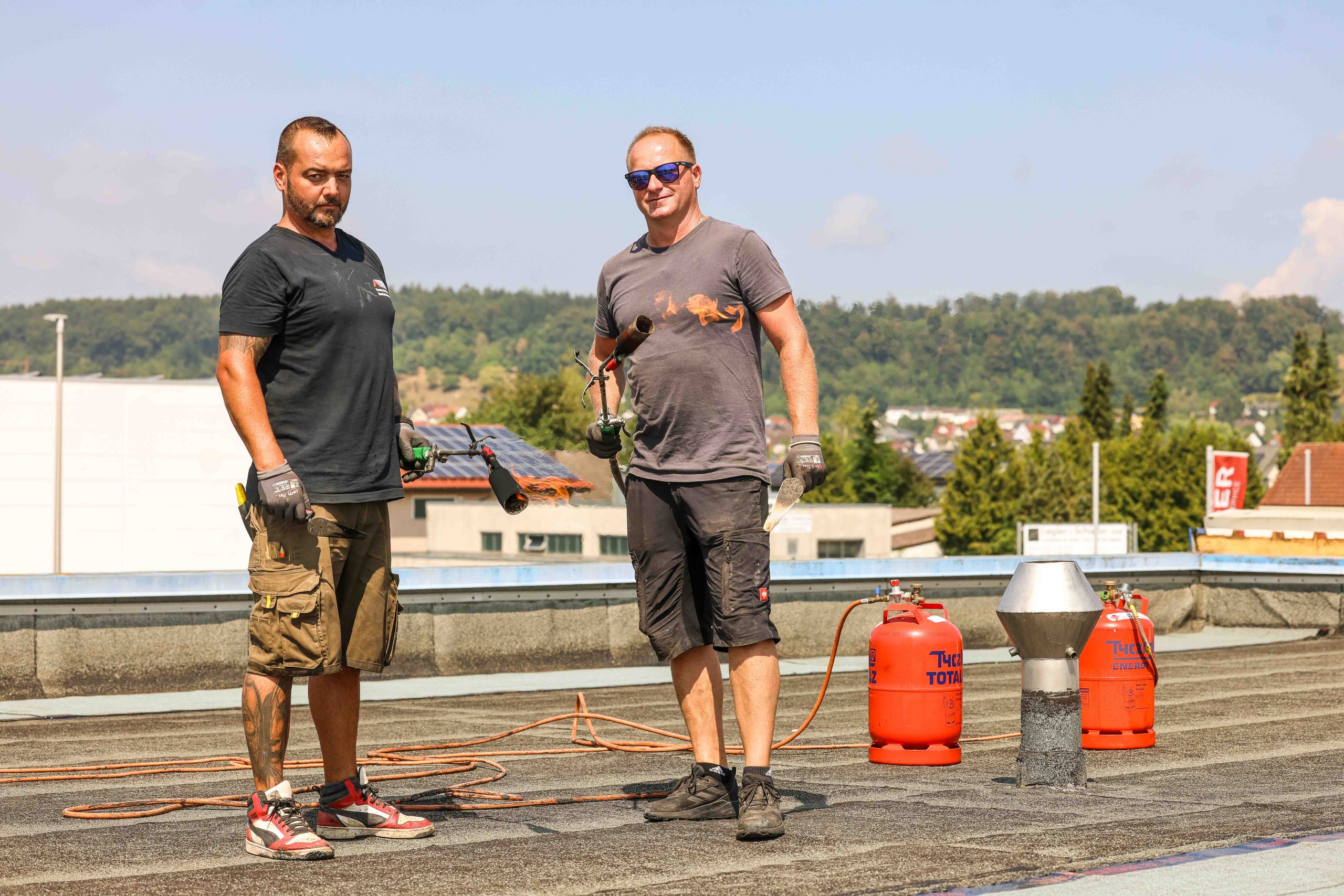 Bei Wind und Wetter auf Dächern unterwegs: Danny Majer (rechts) und sein Mitarbeiter Lars Ammer.