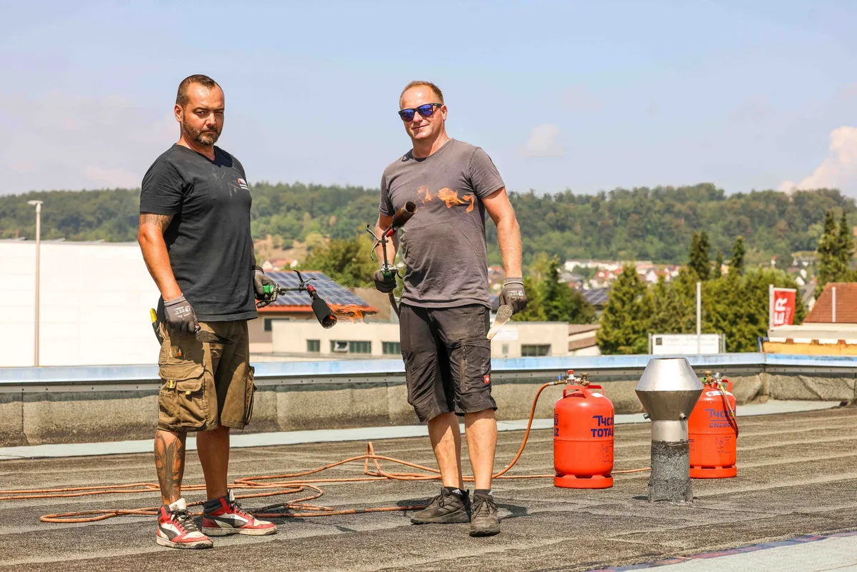 Bei Wind und Wetter auf Dächern unterwegs: Danny Majer (rechts) und sein Mitarbeiter Lars Ammer.