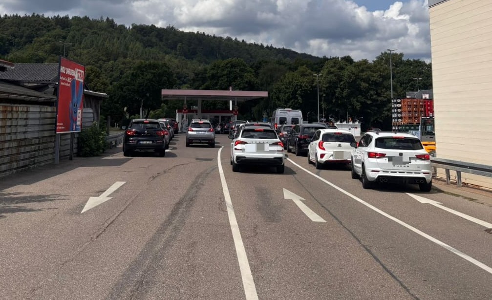 Lange Schlangen an der Tankstelle - das gab es am Dienstagvormittag überall in Deutschland zu sehen. Auch in Heidenheim versuchten viele Autofahrer, sich noch günstigen Sprit zu sichern - wie hier, gegen 11.30 Uhr in Schnaitheim.