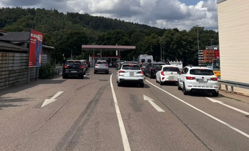 Lange Schlangen an der Tankstelle - das gab es am Dienstagvormittag überall in Deutschland zu sehen. Auch in Heidenheim versuchten viele Autofahrer, sich noch günstigen Sprit zu sichern - wie hier, gegen 11.30 Uhr in Schnaitheim.