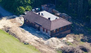Steinheim-Heiderose-2026-06-18 (3) GEYER-LUFTBILD Im Frühjahr wurden die Bauarbeiten rund um die Steinheimer Heiderose behördlich gestoppt.