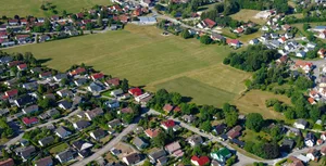 Zang-Ortsmitte-NBG-2026-07-22 (11) GEYER-LUFTBILD Inmitten des Königsbronner Teilortes Zang soll eine große Fläche, die derzeit noch brachliegt, zum Neubaugebiet werden.