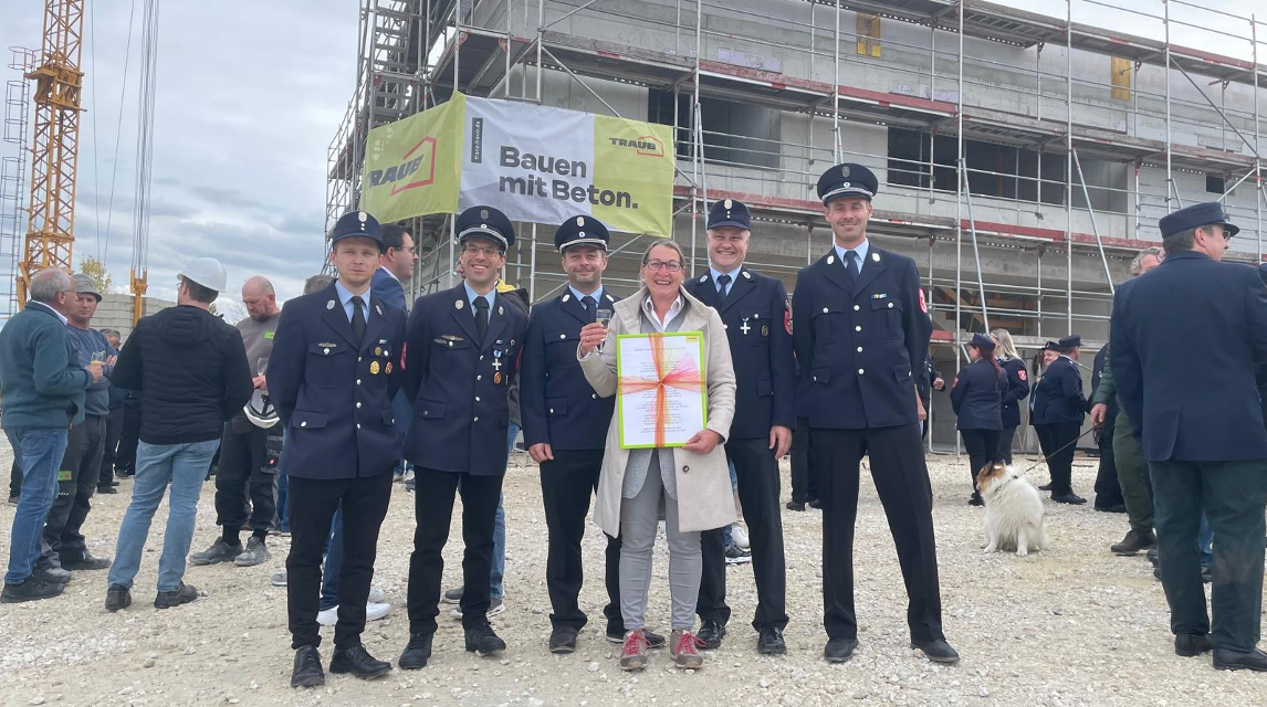 Allen Grund zur Freude gab es vergangene Woche beim Richtfest des neuen Feuerwehrgerätehauses. Von links: Lukas Horsch, stellv. Kommandant Landshausen, Martin Uhl, Kommandant Landshausen, Stephan Lewold, Kommandant Staufen, Bürgermeisterin Mirjam Steiner, Volker Stegmayer, stellvertr. Kommandant Syrgenstein, und ganz rechts Tobias Heißwolf, Kommandant Syrgenstein. 