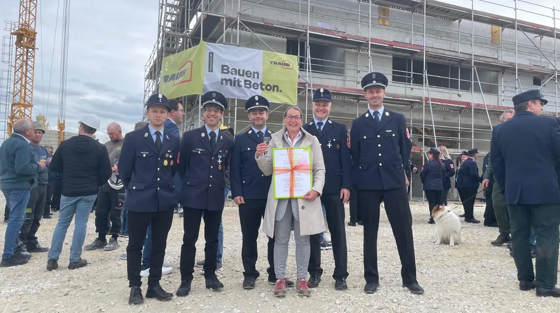 Richtfest_04 Allen Grund zur Freude gab es vergangene Woche beim Richtfest des neuen Feuerwehrgerätehauses. Von links: Lukas Horsch, stellv. Kommandant Landshausen, Martin Uhl, Kommandant Landshausen, Stephan Lewold, Kommandant Staufen, Bürgermeisterin Mirjam Steiner, Volker Stegmayer, stellvertr. Kommandant Syrgenstein, und ganz rechts Tobias Heißwolf, Kommandant Syrgenstein.
