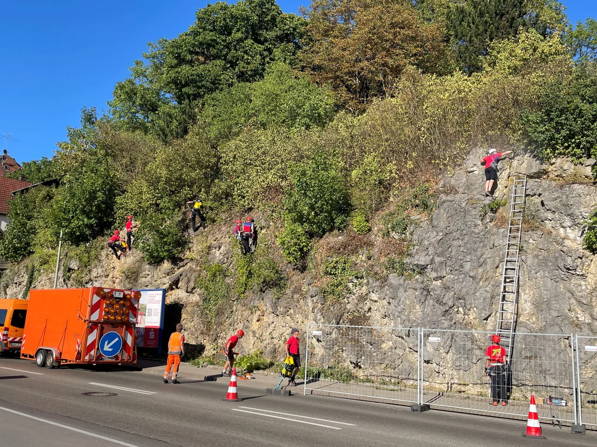Die Kletterkünste der Bergwacht waren am Felsen oberhalb der B19 in Heidenheim gefragt.