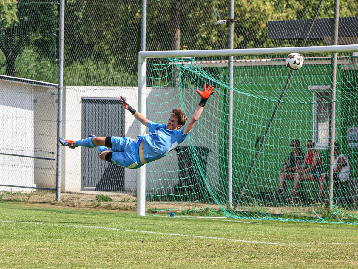 Fußball: TV Steinheim – FV Sontheim Da nützt alles Strecken nichts: Steinheims Torhüter Robin Sakowski musste gegen den FV Sontheim sieben Tore hinnehmen.