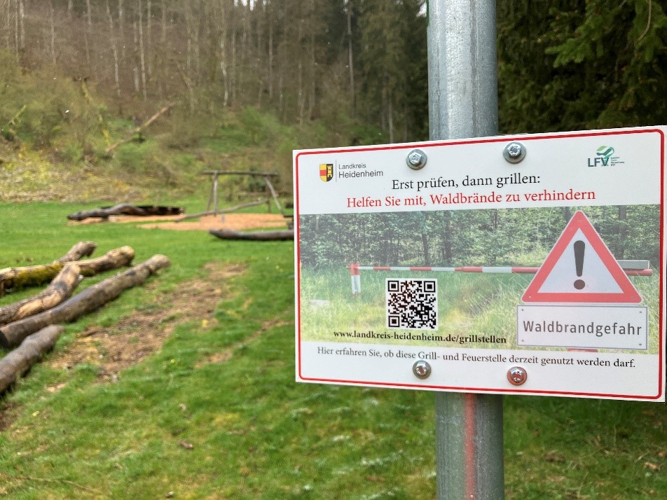 Hinweisschilder an öffentlichen Grillstellen im Landkreis Heidenheim informieren mittels QR-Code über die aktuelle Waldbrandgefahr.