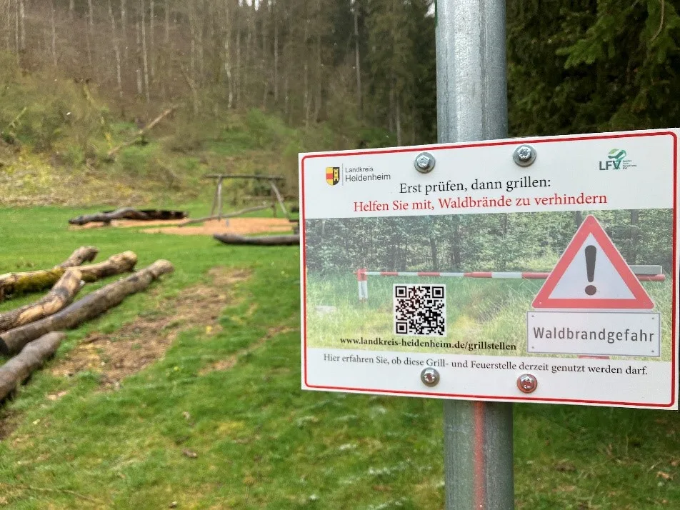 Hinweisschilder an öffentlichen Grillstellen im Landkreis Heidenheim informieren mittels QR-Code über die aktuelle Waldbrandgefahr.