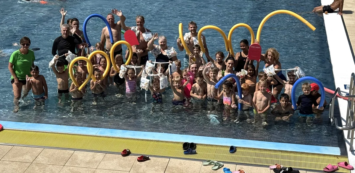 Die Beteiligten des Sommerschwimmkurses im Bergbad haben alle viel Freude.