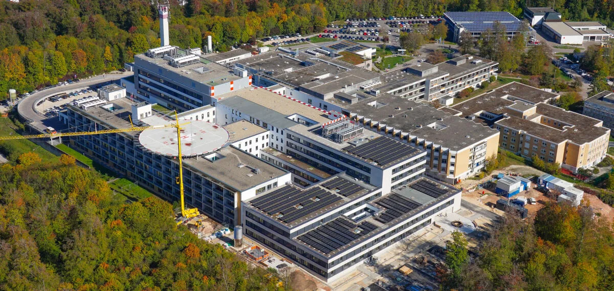 Der Neubau Haus L am Klinikum Heidenheim ist im Vordergrund gut zu erkennen. Anfang 2027 sollen die Patienten einziehen. Für den Landkreis bleibt das Klinikum trotz jährlicher Millionenverluste unverzichtbar. Der Neubau Haus L am Klinikum Heidenheim ist im Vordergrund gut zu erkennen. Anfang 2027 sollen die Patienten einziehen. Für den Landkreis bleibt das Klinikum trotz jährlicher Millionenverluste unverzichtbar.