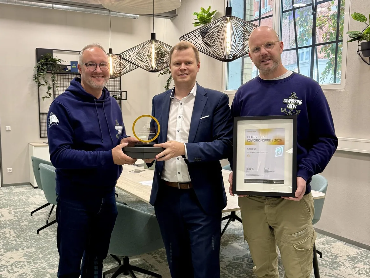 Coworkingpreis 2026 Oberbürgermeister Michael Salomo (Mitte) freut sich mit Wirtschaftsförderer Johannes Schenck (rechts) und Community-Manager Michael Sünderhauf über die Auszeichnung fürs Dock 33.