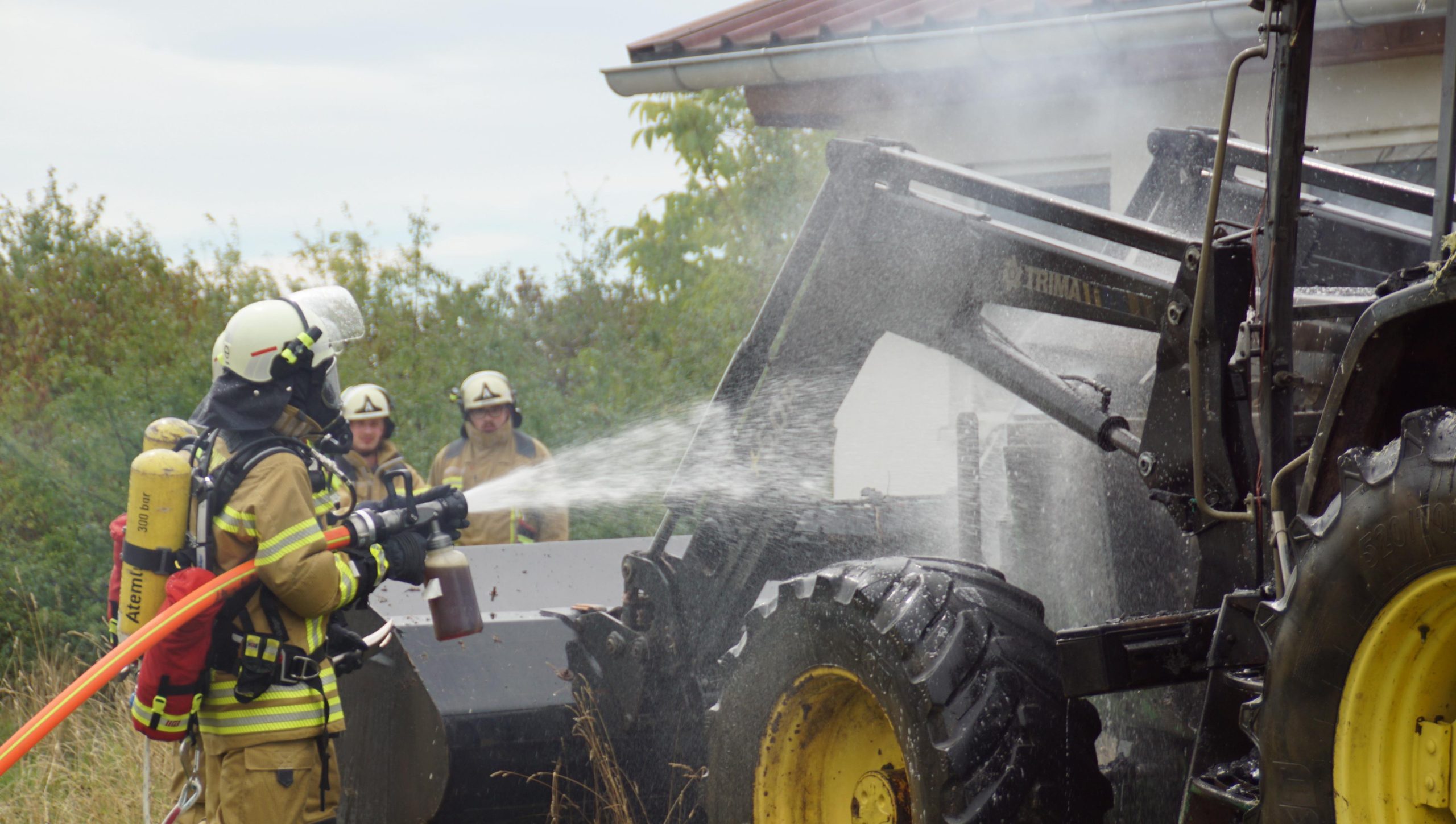 Die Feuerwehr konnte den Traktorbrand in Heldenfingen schnell löschen. 