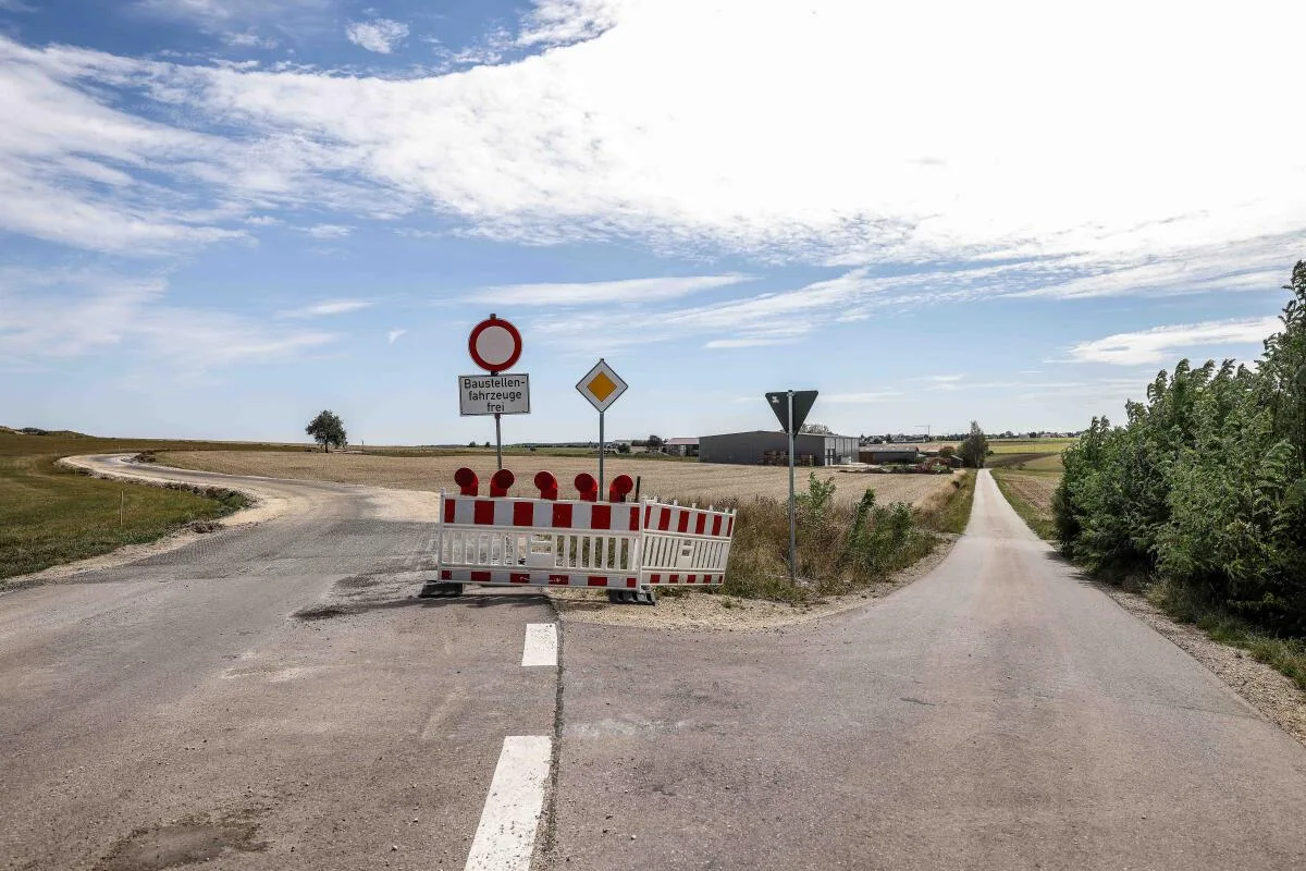 Derzeit gibt es kein Durchkommen auf der K3005 zwischen Frickingen und Dunstelkingen. Das Betriebsgelände von Wöller Gemüseanbau (Hintergrund) ist jedoch noch erreichbar. 