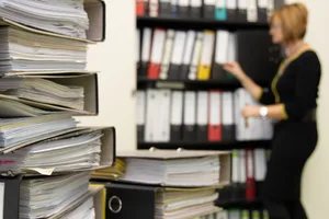 Bürokratie Büro Chaos Akten Finanzamt Die Bundesregierung will zwar Bürokratie abbauen, nach Meinung vieler Akteure könnte die geplante IFG-Reform aber sogar noch mehr Aufwand erzeugen.