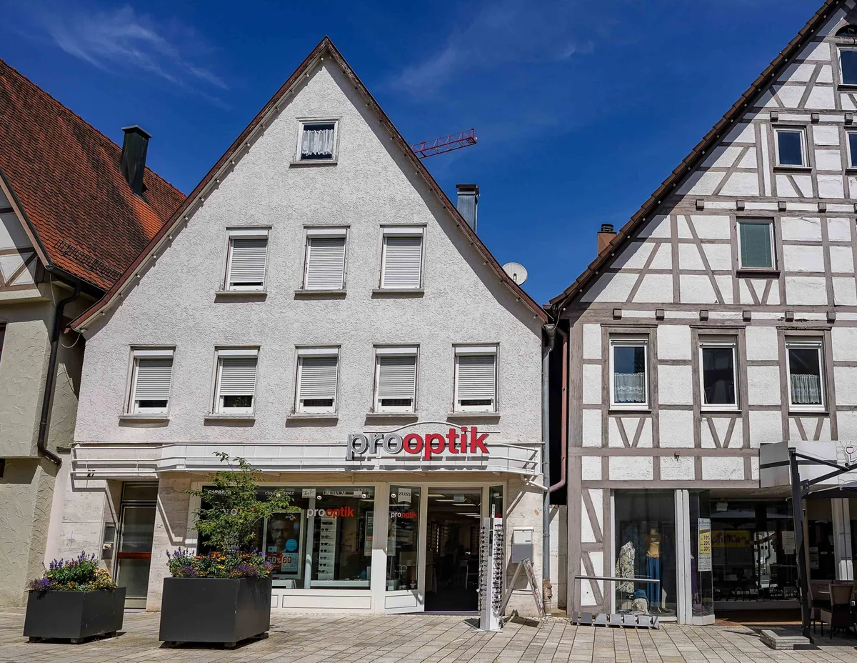 Die Witwe des Apothekers Georg Schmidt wohnte im Gebäude der Marktstraße 27, wo ihr Mann im Jahre 1605 die erste Apotheke der Stadt eröffnet hatte.