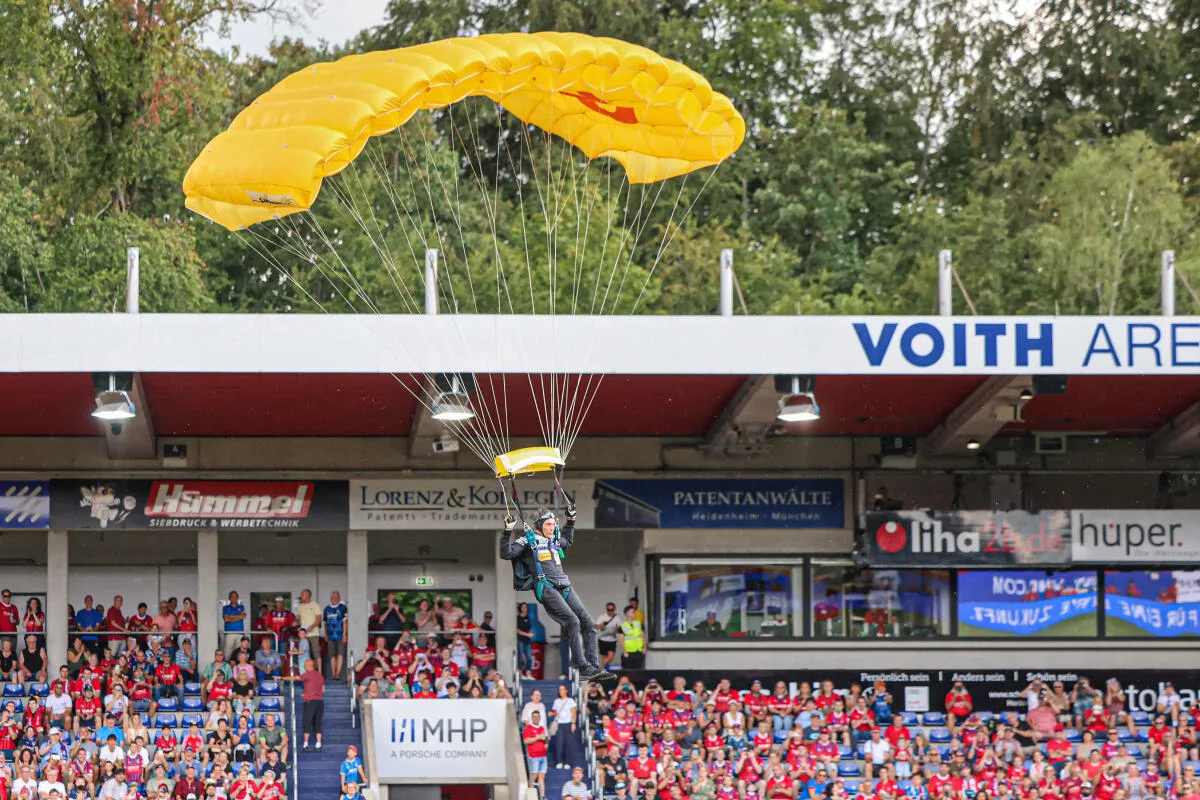 Punktgenaue Landung: Eberhard Gienger besuchte den 1. FC Heidenheim mit einem Fallschirmsprung. 