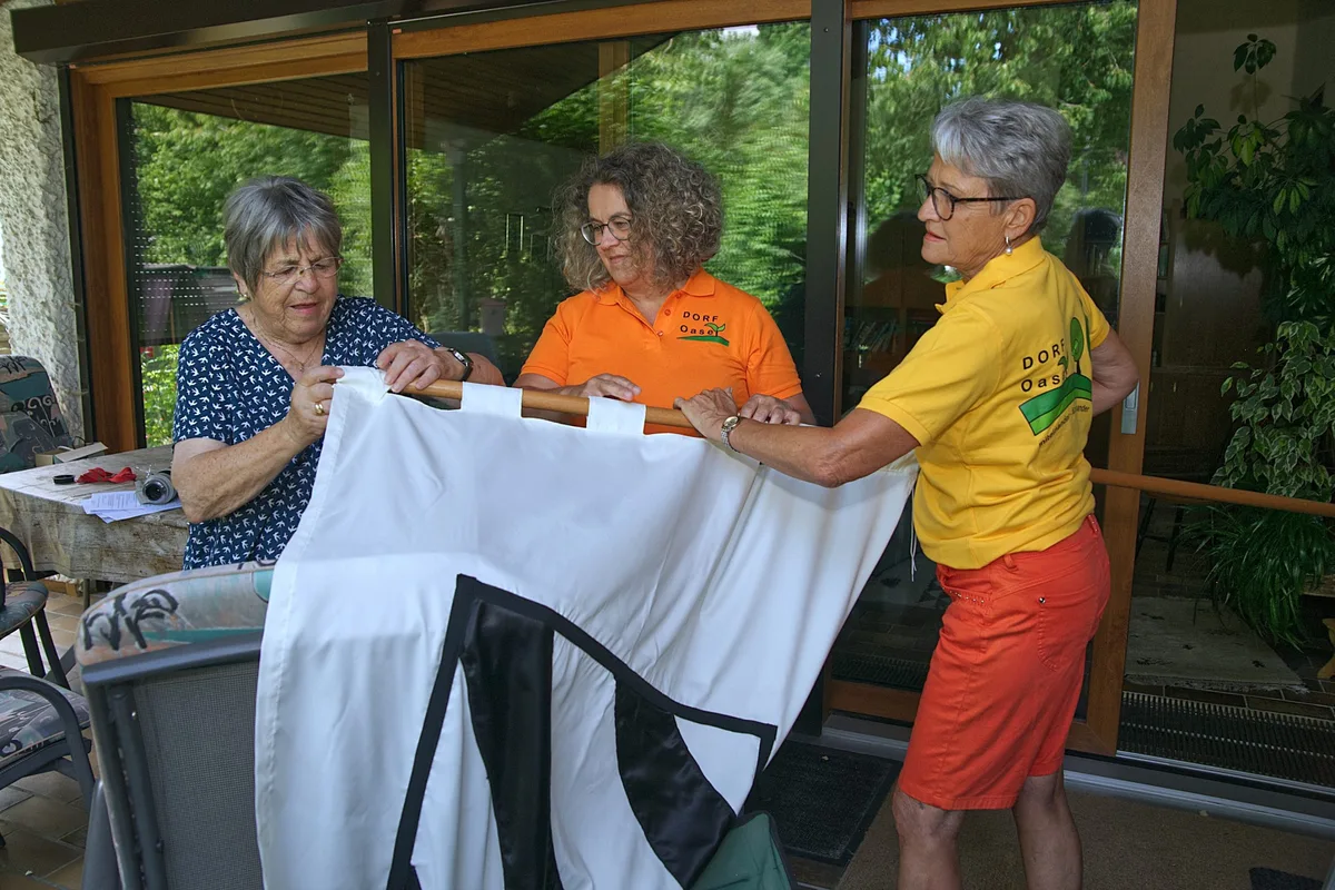 Eine Fahne für den „Tag der schwäbischen Traditionen“: Gudrun Auer, Carolin Peichl und Helga Schroll bei den Vorbereitungen für die Premierenfeier am Samstagnachmittag.