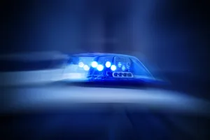 Polizeiauto mit eingeschaltetem Blaulicht Blaulicht an einem Streifenwagen der Polizei. Symbolbild