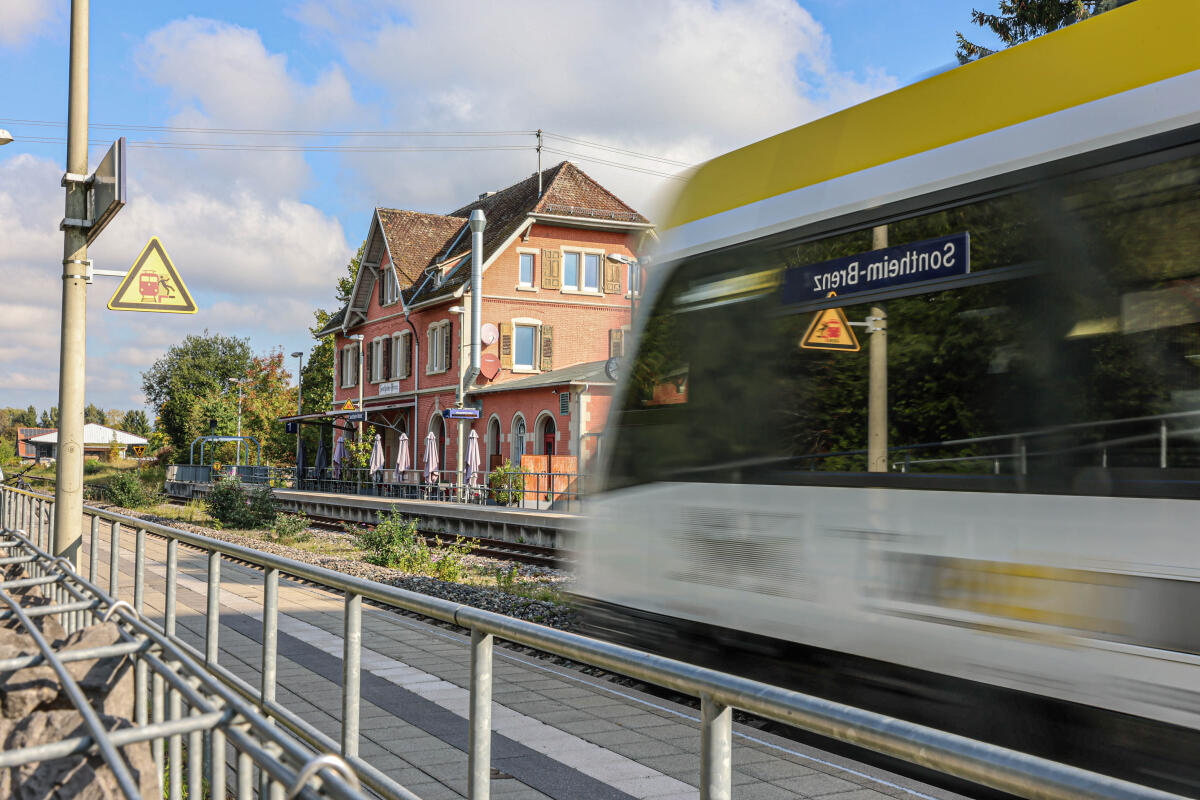 Im südlichen Streckenabschnitt der Brenzbahn bremsen Hitzeschäden die Züge aus. 
