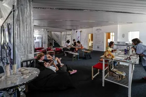Finissage, Ausstellung, Kontakt Kiosk, Commerzbank, Aus der früheren Commerzbank in der Villa Jooß wurde in den vergangenen fünf Wochen ein unkommerzieller kultureller Begegnungsort beim „Kontakt Kiosk“.