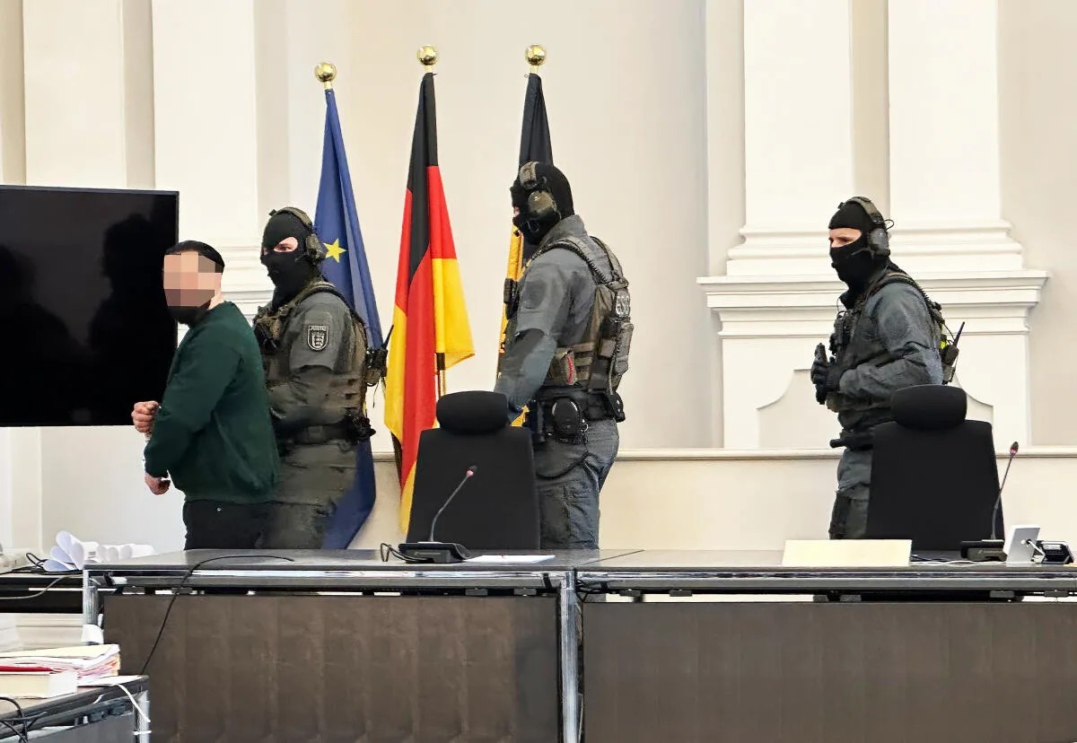 Bilder vor Prozessbeginn im Schwurgerichtssaal am Ellwanger Landgericht: Das Gesicht des Angeklagten ist unkenntlich gemacht.