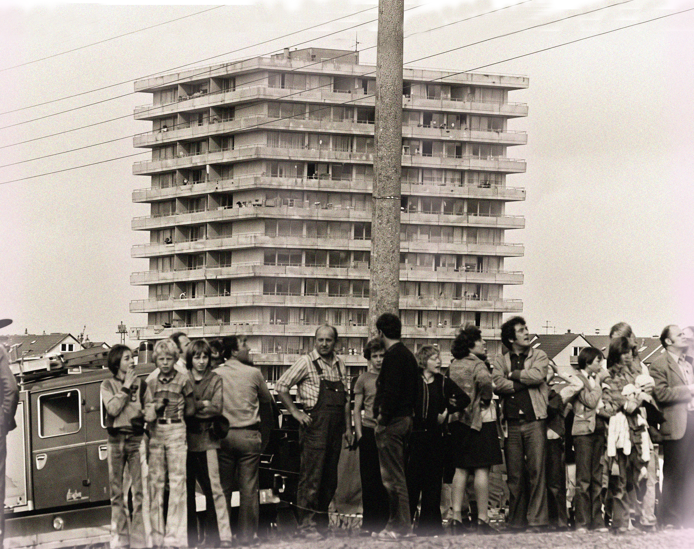 Nicht einmal 300 Meter vom Hochhaus mit seinen fast 300 Bewohnerinnen und Bewohnern ereignete sich im September 1976 das Unglück. Augenzeugen und Schaulustige kamen zur Absturzstelle und beobachteten das sich anschließende Geschehen.