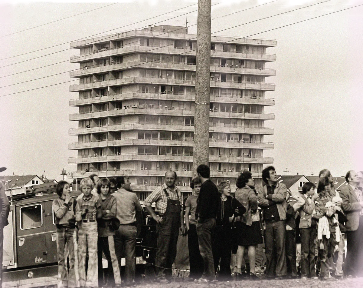 Star5 Nicht einmal 300 Meter vom Hochhaus mit seinen fast 300 Bewohnerinnen und Bewohnern ereignete sich im September 1976 das Unglück. Augenzeugen und Schaulustige kamen zur Absturzstelle und beobachteten das sich anschließende Geschehen.