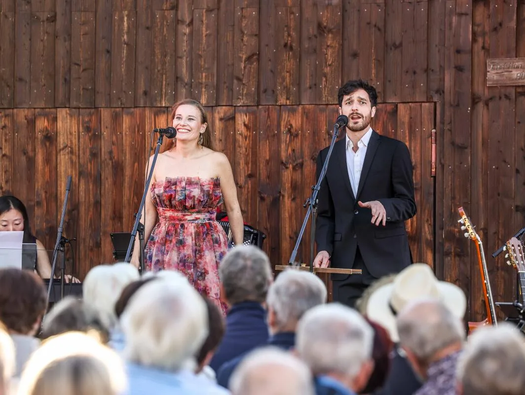 Theresa Maria Romes (Sopran) und Uli Bützer (Bariton) beim Sommer-Open-Air des Liederfrühlings in Herbrechtingen. Theresa Maria Romes (Sopran) und Uli Bützer (Bariton) beim Sommer-Open-Air des Liederfrühlings in Herbrechtingen.