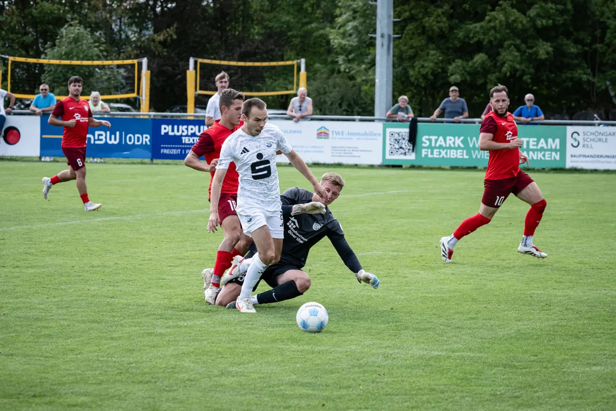 Die entscheidende Szene: Nach diesem Foul gab es den Strafstoß für die TSG Schnaitheim, der zum 4:3-Sieg gegen Herbrechtingen/Bolheim führte.