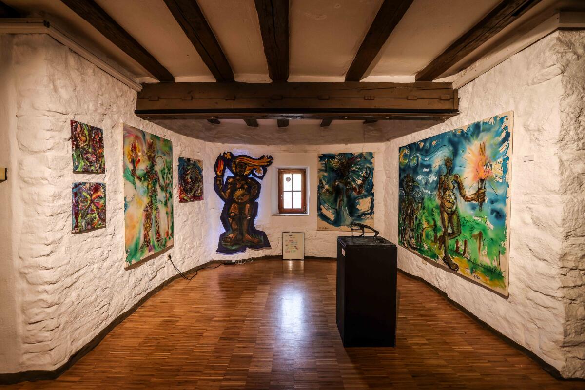 Bei der Ausstellung „Zeitgleich“ im Türmle in der Heidenheimer Innenstadt zeigen Kunstschaffende, was sie mit dem Thema Zeit verbinden.