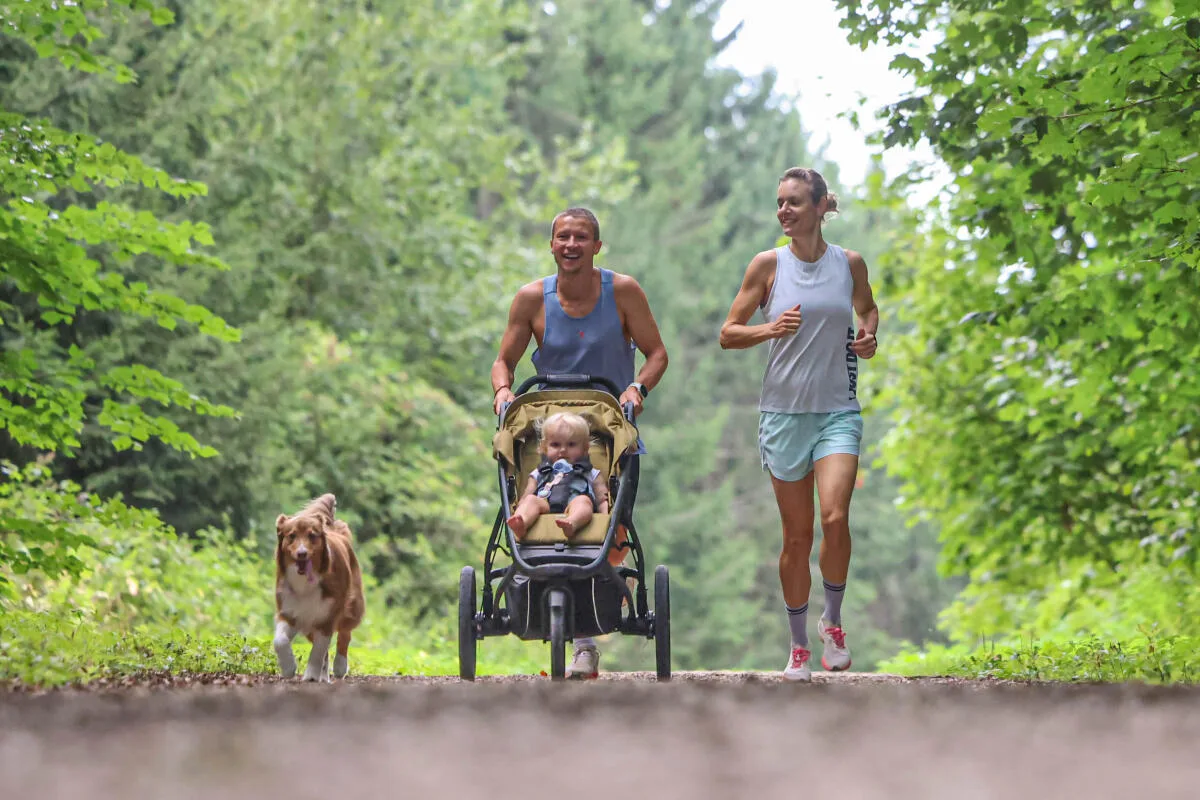 Als Familie trainiert sich's doch am besten: Krisztina Bajtai und Florian Tausend mit Töchterchen Lola und Hund Mango.
