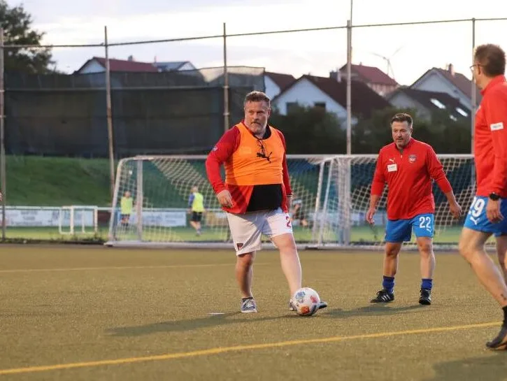 Walking Football: Jochen Gerstlauer macht den „Wursttester in Gefahr“ und schaut bei neuem Angebot in Sönstetten vorbei. Ohne Sprints, aber mit Ballgefühl: Jochen Gerstlauer hat bei seinem sportlichen Selbstversuch sichtlich Spaß.