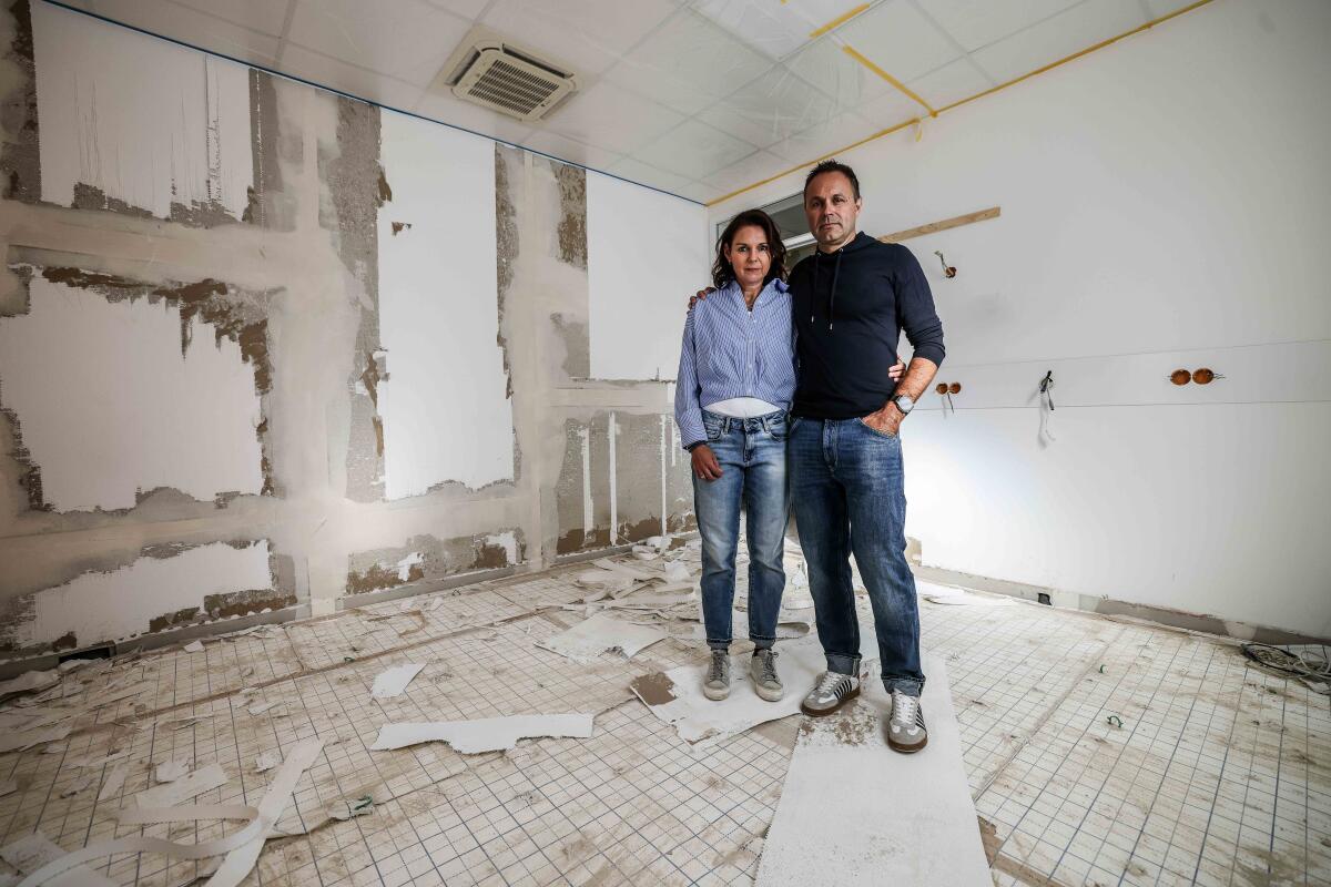Stefanie und Stephen Grübel in ihrer zerstörten Zahnarztpraxis. Dieses Mal kam das Wasser von innen.
