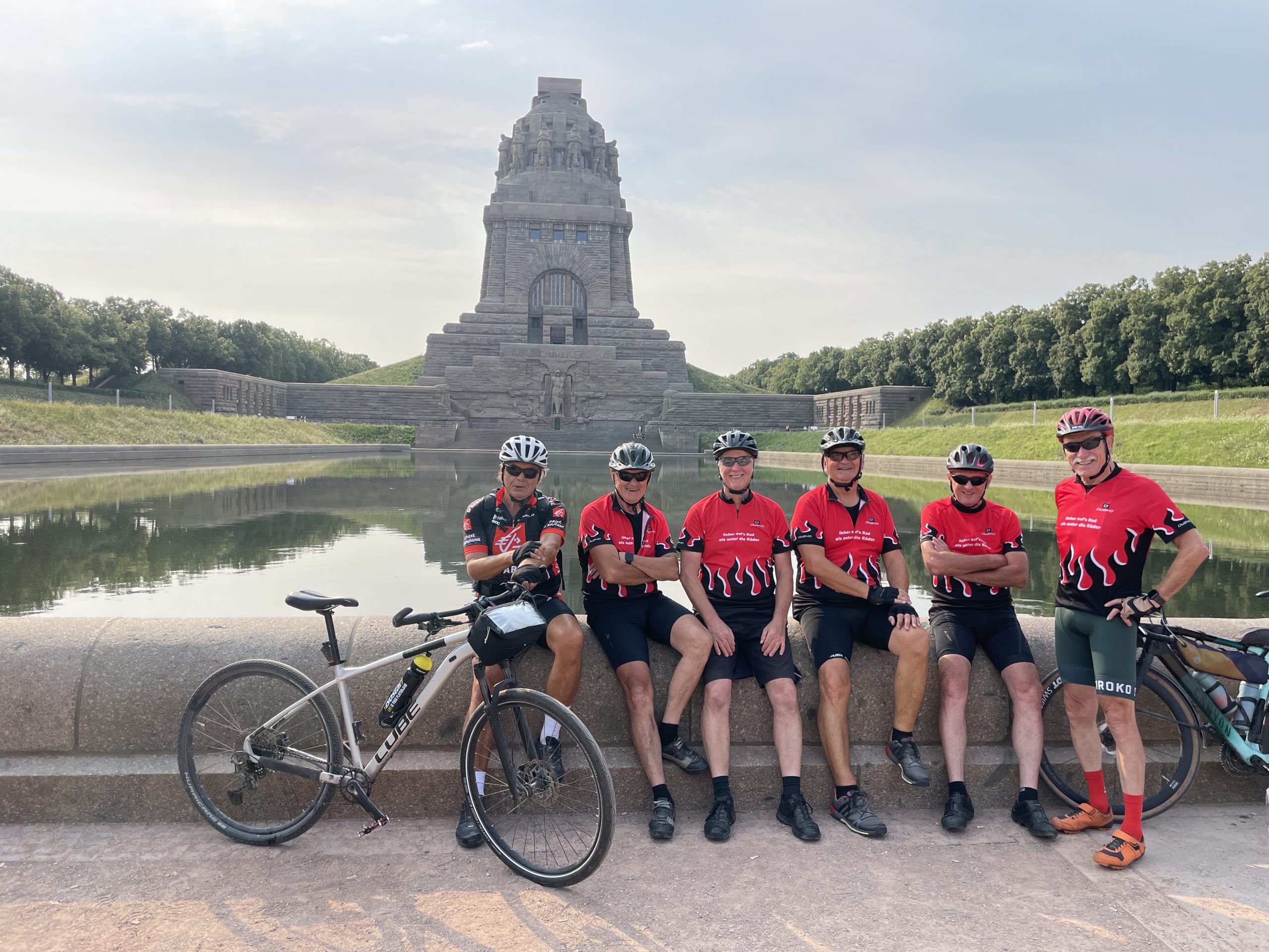 Die sechs „Radlerkumpelz“ am Völkerschlachtdenkmal in Leipzig. Über mehr als 1000 Kilometer ging es quer durch Deutschland.
