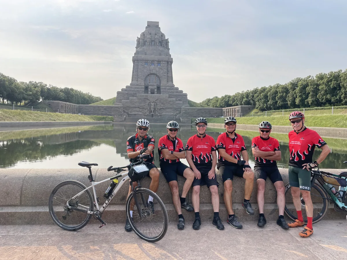 2026-07-26 09.22.51_Völkerschlachtdenkmal_Leipzig Die sechs „Radlerkumpelz“ am Völkerschlachtdenkmal in Leipzig. Über mehr als 1000 Kilometer ging es quer durch Deutschland.