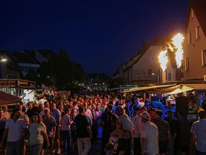Herbrechtingen: Stadtfest – Fassanstich und gute Stimmung, Sommer, Menschen, Party, Stadt Am Samstagabend gab es beim Herbrechtinger Stadtfest kaum noch ein Durchkommen.