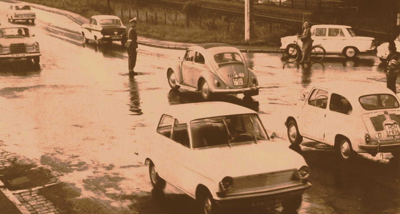 Ohne Polizei geht es nicht: An der „Linde“-Kreuzung herrscht im Sommer 1966 reger Verkehr.