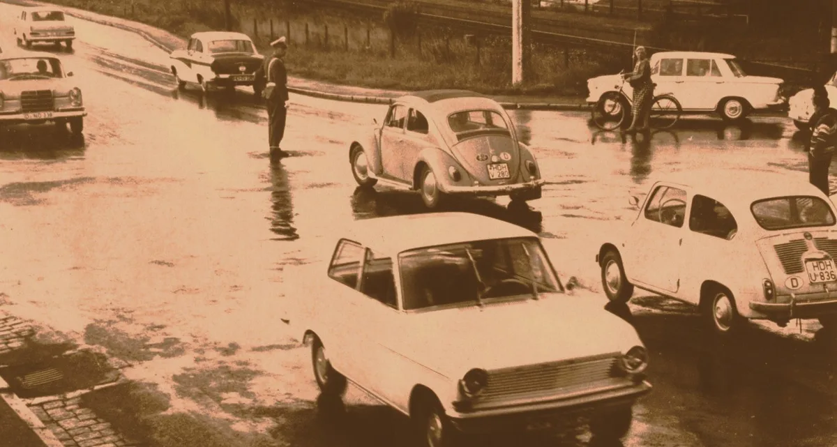 Straßen Plätze Bahnübergang Linde 1966 Ohne Polizei geht es nicht: An der „Linde“-Kreuzung herrscht im Sommer 1966 reger Verkehr.