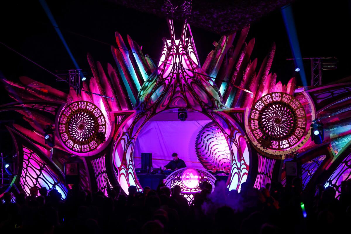 Mit Einbruch der Dunkelheit beginnt die Einheit aus Licht und Form beim 2Takt-Festival erst richtig zu wirken.