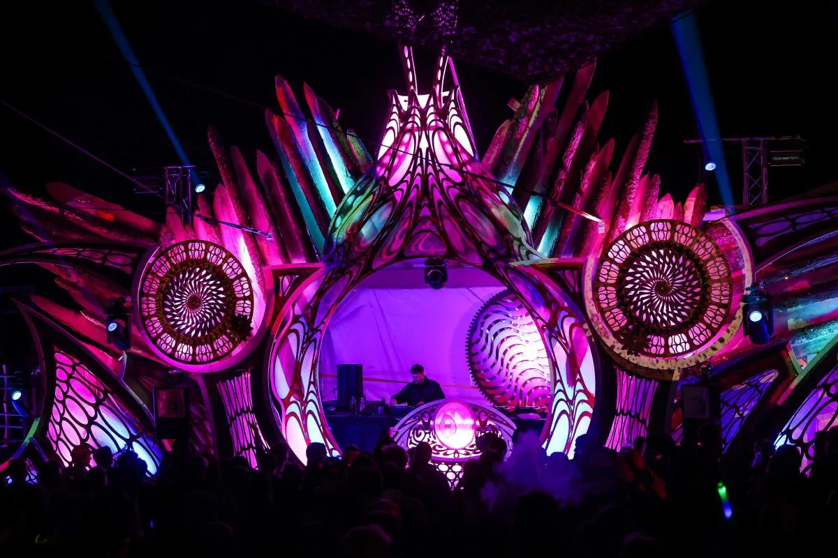 Mit Einbruch der Dunkelheit beginnt die Einheit aus Licht und Form beim 2Takt-Festival erst richtig zu wirken.