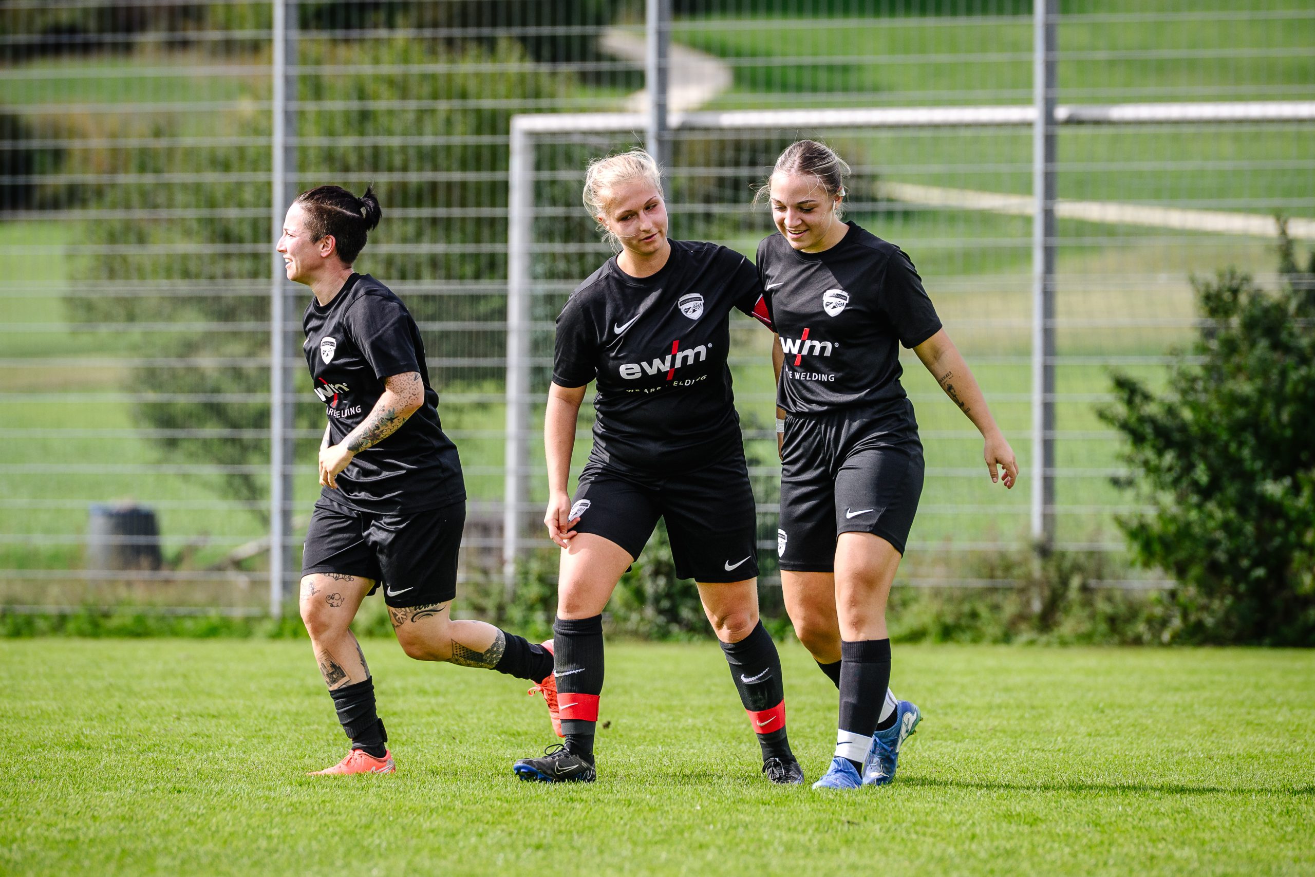Ein starker Einsatz: Hannah Baamann (Mitte) beglückwünscht Jessy Weber zum Torerfolg. Die Fußballerinnen der Spielgemeinschaft Hohenmemmingen/Sontheim siegten beim TV Steinheim mit 5:2. Links ist Riso Valdez zu sehen.