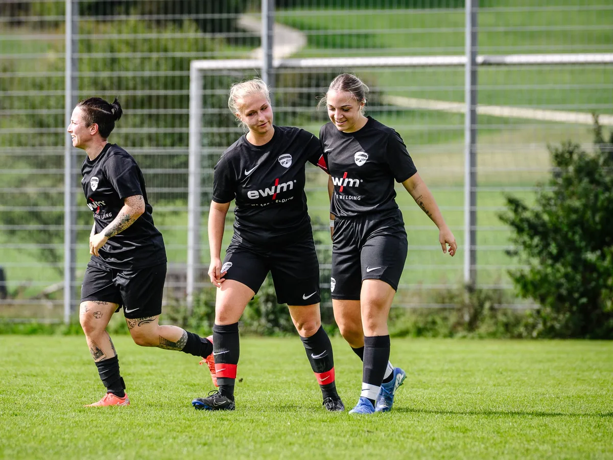 Frauenfußball: TV Steinheim – SG Hohenmemmingen/Sontheim Ein starker Einsatz: Hannah Baamann (Mitte) beglückwünscht Jessy Weber zum Torerfolg. Die Fußballerinnen der Spielgemeinschaft Hohenmemmingen/Sontheim siegten beim TV Steinheim mit 5:2. Links ist Riso Valdez zu sehen.