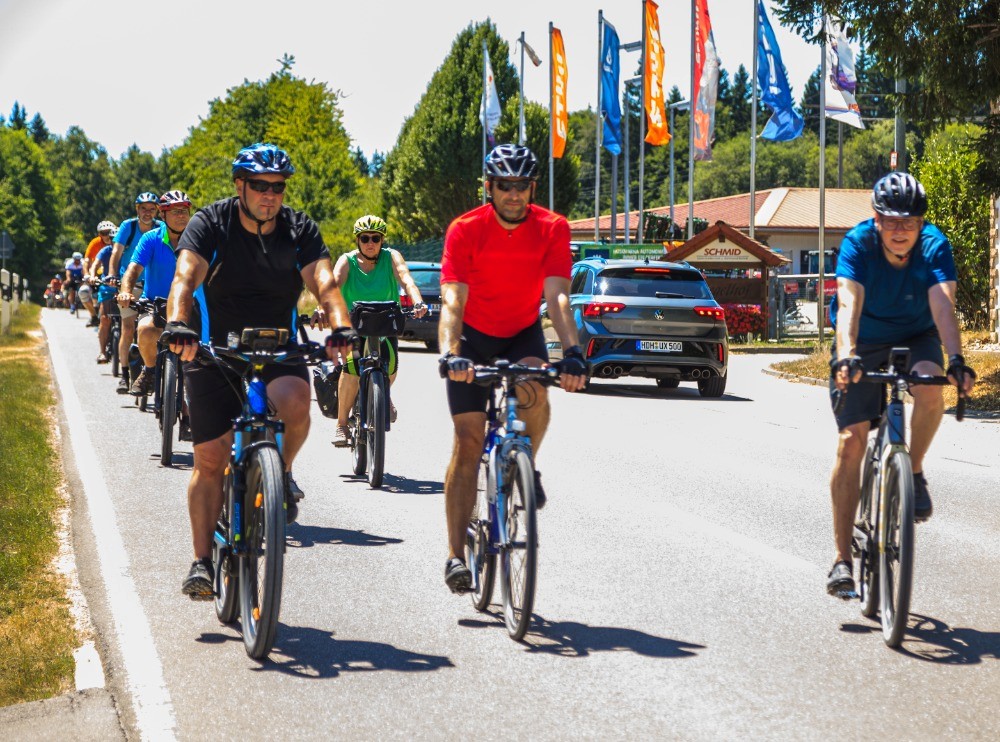 Nicht nur mit Worten, sondern auch mit Taten machten sich die Demonstranten für den Bau eines Radwegs zwischen B19 und Großkuchen stark. 